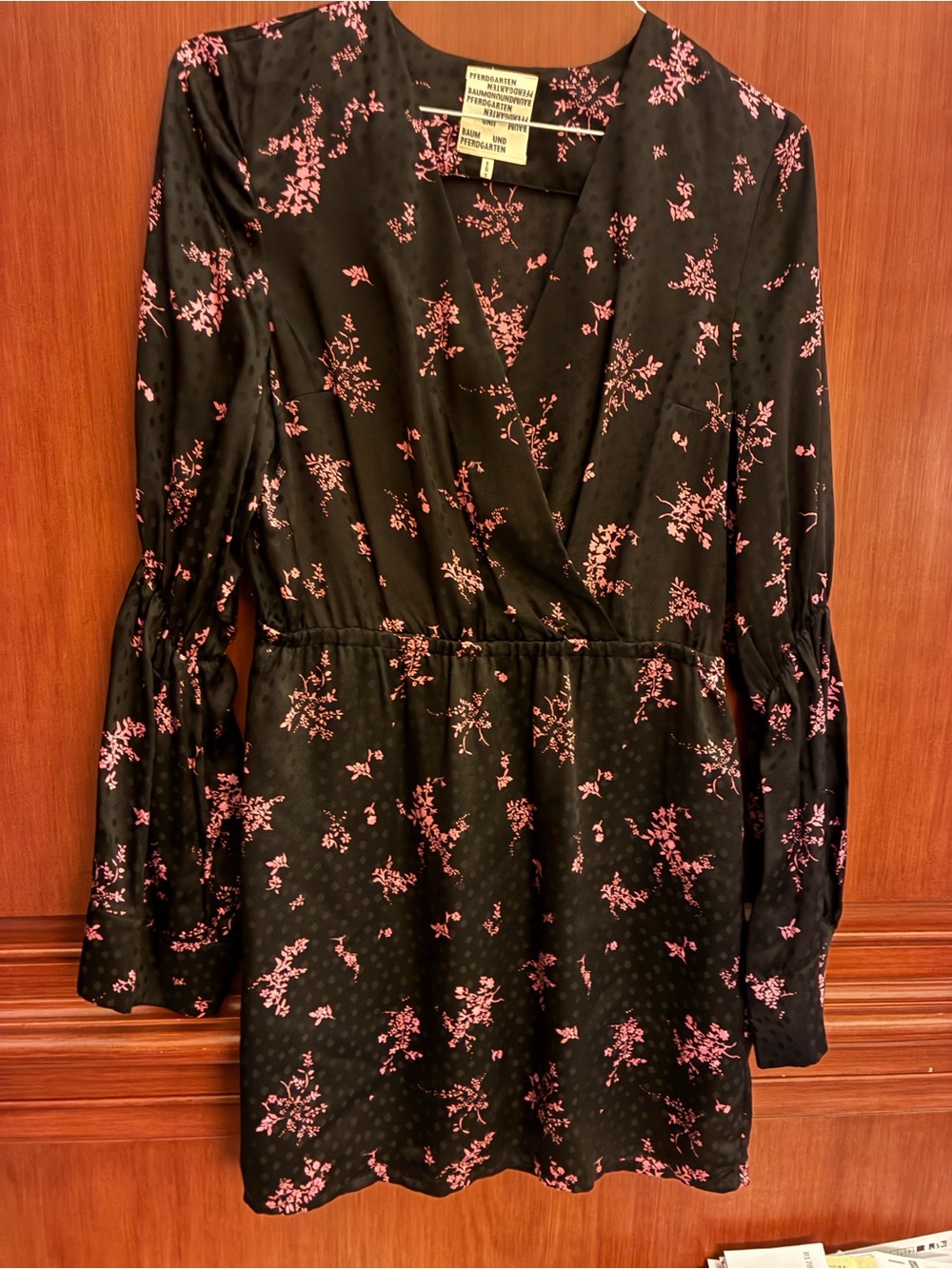 Black and Pink Floral Silk Baum und Pferdgarten Mini Dress